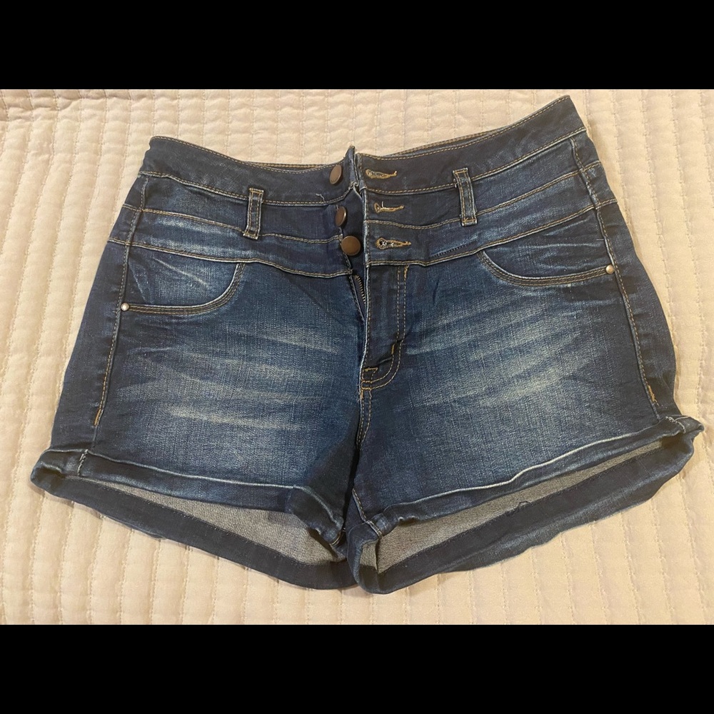 Refuge 3 button high rise shorts